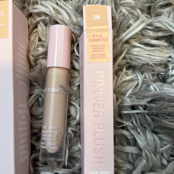 KYLIE JENNER POWER PLUSH LONGWEAR FOUNDATION CONCEALER DUO - Picture 4 of 4